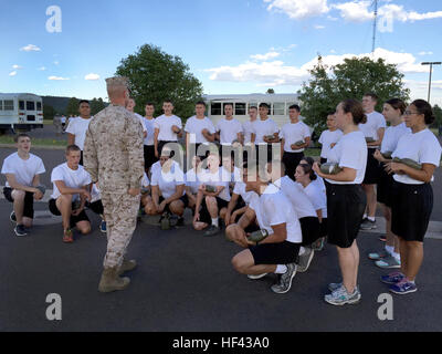 CAMP NAVAJO, Arizona (13. August 2016) – Marine Corps Gunnery Sgt. Jason Dow, der Assistent Marine Offizier Lehrer mit der University of Arizona Naval Reserve Officer Training Corps Einheit weist seinen Zug von Freshman Seekadett Kandidaten wie, 13. August 2016, beim gemeinsamen Neuorientierung Student Training Camp Navajo nach Arizona zu marschieren.  Die einwöchige NSO Ausbildung fand Aug. 12-19 an beide Lager Navajo, Arizona, zusammen mit zwei anderen Universität NROTC Einheiten, und an der University of Arizona in Tucson, Arizona.  Die gemeinsame regionale Ausbildung war die erste kombinierte Entwicklung seiner Art für Stockfoto