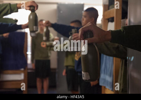 CAMP NAVAJO, Arizona (13. August 2016) – Midshipman Kandidaten von der University of Arizona ihre Kantinen durchhalten von ihren Gruppenführer geprüft werden, vor Beginn der körperlichen Training 14. August 2016, im Rahmen des Naval Reserve Officer Training Corps gemeinsame Neuorientierung Student Training Camp Navajo, Arizona.  Die einwöchige NSO Ausbildung fand Aug. 12-19, mit der Hälfte kombiniert im Camp Navajo neben Neuling Kandidaten von der University of New Mexico und Arizona State University NROTC Einheiten und die zweite Hälfte der University of Arizona in Tucson, Arizona.  Die gemeinsame Regionalbahn Stockfoto