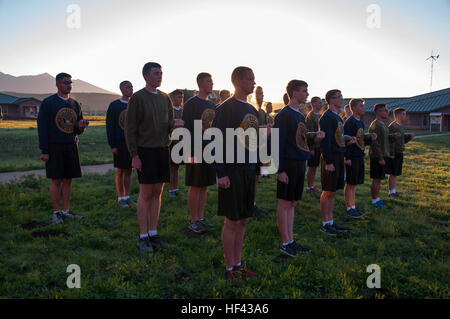 CAMP NAVAJO, Arizona (14. August 2016) – The University of Arizona Zug der Seekadett Kandidaten Formen schließen – Bestellung Bohrer und morgen Körpertraining 14. August 2016, Camp Navajo, Arizona, als Teil der Naval Reserve Officer Training Corps gemeinsame neue Student Orientierungstraining durchzuführen.  Die einwöchige NSO Ausbildung fand Aug. 12-19, mit der Hälfte kombiniert im Camp Navajo neben Neuling Kandidaten von der University of New Mexico und Arizona State University NROTC Einheiten und die zweite Hälfte der University of Arizona in Tucson, Arizona.  Die gemeinsame regionale Ausbildung war der erste Kamm Stockfoto