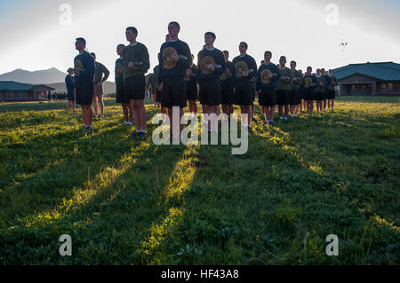 CAMP NAVAJO, ARIZONA (14. August 2016) – Midshipman Kandidaten mit der University of Arizona Naval Reserve Officer Training Corps Einheit bildet ihren Zug schließen – Bestellung Bohrer und morgen körperliches Training 14. August 2016, Camp Navajo, Arizona, im Rahmen des gemeinsamen Neuorientierung Student Training durchzuführen.  Die einwöchige NSO Ausbildung fand Aug. 12-19, mit der Hälfte kombiniert im Camp Navajo neben Neuling Kandidaten von der University of New Mexico und Arizona State University NROTC Einheiten und die zweite Hälfte der University of Arizona in Tucson, Arizona.  Die gemeinsame regionale Ausbildung war t Stockfoto