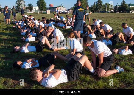 CAMP NAVAJO, Arizona (14. August 2016)-Navy-Option Midshipmen Kandidaten aus drei regionalen Naval Reserve Officer Training Corps-Einheiten durchführen Sit-ups während ihre erste körperliche Bereitschaft Test 14. August 2016, Camp Navajo, Arizona, im Rahmen des gemeinsamen Neuorientierung Student Training.  Die einwöchige NSO Ausbildung fand Aug. 12-19, mit der Hälfte kombiniert im Camp Navajo neben Neuling Kandidaten von der University of New Mexico und Arizona State University NROTC Einheiten und die zweite Hälfte der University of Arizona in Tucson, Arizona.  Die gemeinsame regionale Ausbildung war der erste kombiniert Stockfoto