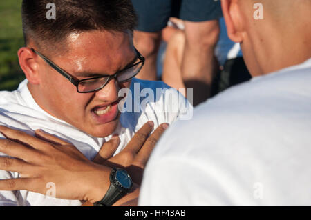 CAMP NAVAJO, Arizona (14. August 2016) – Midshipman Kandidat Emilio Mackie von der University of Arizona Naval Reserve Officer Training Corps Einheit führt Sit-ups während seiner ersten Navy körperliche Bereitschaft Test 14. August 2016, als Teil des gemeinsamen Neuorientierung Student Training Camp Navajo, Arizona.  Die einwöchige NSO Ausbildung fand Aug. 12-19, mit der Hälfte kombiniert im Camp Navajo neben Neuling Kandidaten von der University of New Mexico und Arizona State University NROTC Einheiten und die zweite Hälfte der University of Arizona in Tucson, Arizona.  Das gemeinsame regionale Training war die Stockfoto