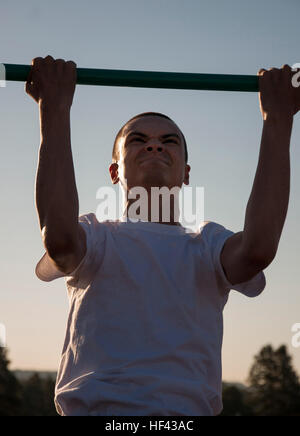 CAMP NAVAJO, Arizona (14. August 2016) – Midshipman Kandidat Stein Cirillo mit der University of Arizona Naval Reserve Officer Training Corps Einheit versucht Klimmzüge während seiner ersten Marinekorps körperliche Fitnesstest 14. August 2016, im Rahmen des gemeinsamen Neuorientierung Student Training Camp Navajo, Arizona.  Die einwöchige NSO Ausbildung fand Aug. 12-19, mit der Hälfte kombiniert im Camp Navajo neben Neuling Kandidaten von der University of New Mexico und Arizona State University NROTC Einheiten und die zweite Hälfte der University of Arizona in Tucson, Arizona.  Die gemeinsame regionale Ausbildung Stockfoto