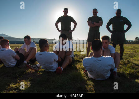 CAMP NAVAJO, Arizona (14. August 2016) – Marine training Mitarbeiter betreuen Marine-Option Midshipmen Kandidaten aus drei regionalen Naval Reserve Officer Training Corps-Einheiten, wie sie ihre erste körperliche Fitnesstest 14. August 2016, im Rahmen des gemeinsamen Neuorientierung Student Training Camp Navajo, Arizona durchzuführen.  Die einwöchige NSO Ausbildung fand Aug. 12-19, mit der Hälfte kombiniert im Camp Navajo neben Neuling Kandidaten von der University of New Mexico und Arizona State University NROTC Einheiten und die zweite Hälfte der University of Arizona in Tucson, Arizona.  Die gemeinsame regionale Stockfoto