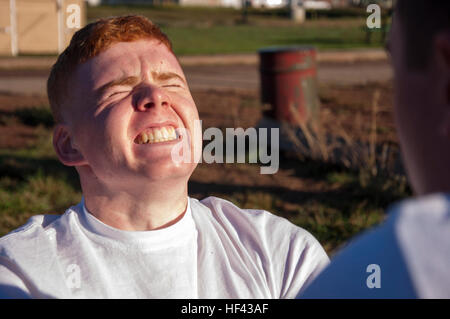 CAMP NAVAJO, Arizona (14. August 2016) – Midshipman Kandidat Ethan Petrovich von der University of Arizona Naval Reserve Officer Training Corps Einheit führt Sit-ups während seiner ersten Marinekorps körperliche Fitnesstest 14. August 2016, als Teil des gemeinsamen Neuorientierung Student Training Camp Navajo, Arizona.  Die einwöchige NSO Ausbildung fand Aug. 12-19, mit der Hälfte kombiniert im Camp Navajo neben Neuling Kandidaten von der University of New Mexico und Arizona State University NROTC Einheiten und die zweite Hälfte der University of Arizona in Tucson, Arizona.  Die gemeinsame regionale Ausbildung Stockfoto