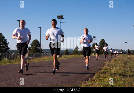 CAMP NAVAJO, Arizona (14. August 2016) – Midshipman Kandidaten aus drei Naval Reserve Officer Training Corps-Einheiten führen während ihrer ersten körperlichen Bereitschaft und körperliche Fitnesstests 14. August 2016, Camp Navajo, Arizona, im Rahmen der gemeinsamen neuen Student Orientierungstraining Sit-ups.  Die einwöchige NSO Ausbildung fand Aug. 12-19, mit der Hälfte kombiniert im Camp Navajo neben Neuling Kandidaten von der University of New Mexico und Arizona State University NROTC Einheiten und die zweite Hälfte der University of Arizona in Tucson, Arizona.  Die gemeinsame regionale Ausbildung war der erste kombiniert Stockfoto