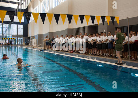 FLAGSTAFF, Arizona (14. August 2016)--Midshipman Kandidaten aus drei Naval Reserve Officer Training Corps-Einheiten erhalten eine Einweisung auf erforderliche Schwimmtechniken vor dem Betreten des Northern Arizona University Pool um ihre grundlegenden schwimmen Qualifikation 14. August 2016, in Flagstaff, Arizona, im Rahmen der gemeinsamen neuen Student Orientierungstraining versuchen.  Die einwöchige NSO Ausbildung fand Aug. 12-19, mit der Hälfte kombiniert in Flagstaff neben Neuling Kandidaten von der University of New Mexico und Arizona State University NROTC Einheiten und die zweite Hälfte der University of Arizona in Tucson, A Stockfoto