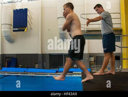 FLAGSTAFF, Arizona (14. August 2016) – Navy Lt. Christopher Dunlop, ein Marine Science Instructor an der University of New Mexico Naval Reserve Officer Training Corps-Einheit, beobachtet, wie ein Midshipman Kandidat tritt aus einer Tauchplattform als Teil seiner grundlegenden schwimmen Qualifikation 14. August 2016, an der Northern Arizona University in Flagstaff, Arizona, im Rahmen der gemeinsamen neuen Student Orientierungstraining.  Die University of Arizona NROTC einwöchigen NSO Ausbildung fand Aug. 12-19, mit der Hälfte neben Neuling Kandidaten von der University of New Mexico und Arizona State University in Flagstaff kombiniert Stockfoto