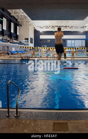 FLAGSTAFF, Arizona (14. August 2016) – springt ein Midshipman Kandidat eine Tauchplattform während seiner Naval Reserve Officer Training Corps schwimmen Basisqualifizierung 14. August 2016, am Pool die Northern Arizona University in Flagstaff, Arizona, im Rahmen der gemeinsamen neuen Student Orientierungstraining.  Die einwöchige NSO Ausbildung fand Aug. 12-19, mit der Hälfte kombiniert in Flagstaff neben Neuling Kandidaten von der University of New Mexico und Arizona State University NROTC Einheiten und die zweite Hälfte der University of Arizona in Tucson, Arizona.  Die gemeinsame regionale Ausbildung war die erste kombinierte ev Stockfoto