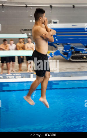 FLAGSTAFF, Arizona (14. August 2016) – springt ein Midshipman Kandidat eine Tauchplattform während seiner Naval Reserve Officer Training Corps schwimmen Basisqualifizierung 14. August 2016, am Pool die Northern Arizona University in Flagstaff, Arizona, im Rahmen der gemeinsamen neuen Student Orientierungstraining.  Die einwöchige NSO Ausbildung fand Aug. 12-19, mit der Hälfte kombiniert in Flagstaff neben Neuling Kandidaten von der University of New Mexico und Arizona State University NROTC Einheiten und die zweite Hälfte der University of Arizona in Tucson, Arizona.  Die gemeinsame regionale Ausbildung war die erste kombinierte ev Stockfoto