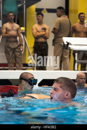 FLAGSTAFF, Arizona (14. August 2016)--Midshipman von drei regionalen Naval Reserve Officer Training Corps-Einheiten leistungsbasierten "dead Man schweben" Wasser überleben Teil ihrer grundlegenden schwimmen Qualifikation, wie andere ihre 14. August 2016, am Pool die Northern Arizona University in Flagstaff, Arizona, im Rahmen der gemeinsamen neuen Student Orientierungstraining warten.  Die einwöchige NSO Ausbildung fand Aug. 12-19, mit der Hälfte kombiniert in Flagstaff neben Neuling Kandidaten von der University of New Mexico und Arizona State University NROTC Einheiten und die zweite Hälfte an der University of Arizona ich Stockfoto