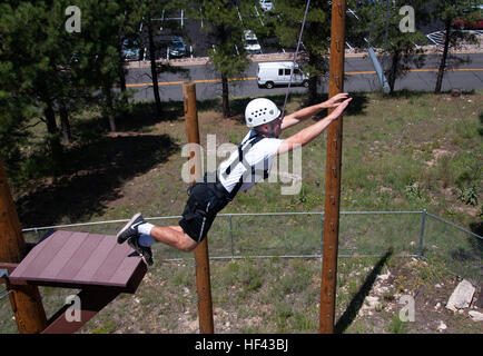 FLAGSTAFF, Arizona (15. August 2016) – A Naval Reserve Officers Training Corps Seekadett Kandidat versucht, springen und schnappen Sie sich ein Trapez von oben auf eine Plattform so hoch wie ein Telefonmast während mit verbundenen Augen 15. August 2016, der Northern Arizona University Challenge Kurs in Flagstaff, Arizona, im Rahmen der gemeinsamen neuen Student Orientierungstraining.  Die einwöchige NSO Ausbildung fand Aug. 12-19, die Hälfte im Bereich Flagstaff neben Neuling Kandidaten von der University of New Mexico und Arizona State University NROTC Einheiten und die zweite Hälfte an der University of Arizona in Tucs kombiniert Stockfoto