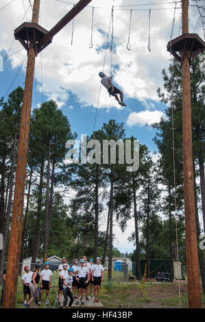 FLAGSTAFF, Arizona (15. August 2016) – ist ein Midshipman Kandidat abgesenkten 50 Fuß zurück zu seinem Kollegen Naval Reserve Officer Training Corps-Kandidaten nach Klettern und schwingen zwischen beiden Plattformen gleichzeitig mit verbundenen Augen 15. August 2016, der Northern Arizona University Challenge Kurs in Flagstaff, Arizona, im Rahmen der gemeinsamen neuen Student Orientierungstraining.  Die einwöchige NSO Ausbildung fand Aug. 12-19, die Hälfte im Bereich Flagstaff neben Neuling Kandidaten von der University of New Mexico und Arizona State University NROTC Einheiten und die zweite Hälfte an der Universität von Ariz kombiniert Stockfoto