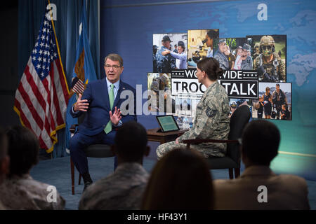 Verteidigungsminister Ash Carter beantwortet Fragen während eines weltweiten Truppenvortrags im Pentagon in Washington, D.C. und informiert über Verteidigungsinitiativen, Militärpolitik und strategische Prioritäten. Stockfoto
