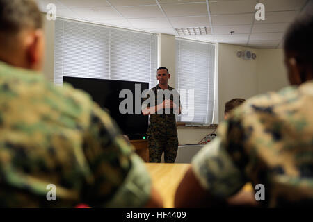 Oberstleutnant Randall Jones, der befehlshabende Offizier für besondere Zweck Marine Air-Ground Task Force Krise Antwort-Afrika Logistik Combat Element, spricht mit Marines kurz vor dem Abschluss von Korporale Kurs über Transportversicherung des Seins ein NCO am Naval Air Station Sigonella, Italien, 22. September 2016. Fünfunddreißig Marines mit SPMAGTF-CR-AF absolvierte die drei-Wochen-Kurs enthalten Klassen auf Land Navigation, Schwert und Guidon Handbuch, Feuer-Team Kader Formationen und enthalten Möglichkeiten der NCO-Betreuung und Führung-Fähigkeiten zu entwickeln.  (U.S. Marine Corps Foto von CPL. Alexander Mitc Stockfoto