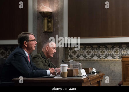 Der Verteidigungsminister und der Vorsitzende der Joint Chiefs of Staff gaben dem Senat Armed Services Committee in Washington D.C. Zeugenaussagen über Verteidigungspolitik, militärische Bereitschaft und strategische Planung. Stockfoto