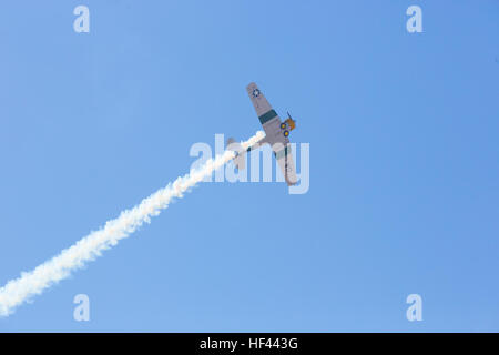 John Collver erhebt sich über der Flightline in einer AT-6 Texan "Krieg Hund" während seines Auftritts auf der 2016 MCAS Miramar Air Show an Bord der Marine Corps Air Station Miramar, Kalifornien, September 24. Collver verwendet das Flugzeug des zweiten Weltkriegs-Ära um zu demonstrieren, dass die Flugmanöver Dogfighting amerikanische Piloten vor mehr als 60 Jahren gelehrt. MCAS Miramar Air Show präsentiert Weltklasse-Interpreten, Militärflug Demo Teams, die Fähigkeiten der Marine Air-Ground Task Force und des Miramar langjährige Beziehung mit der Gemeinde San Diego feiert. (U.S. Marine Corps Foto von Sgt. Bryta Stockfoto