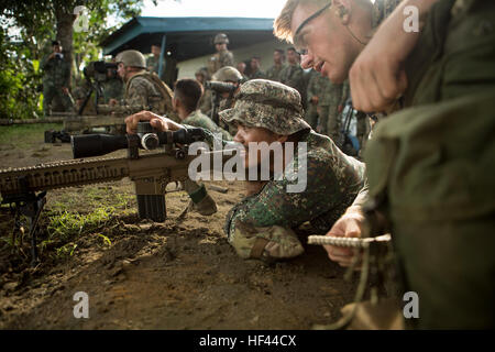 U.S. Marine CPL. Alec Milejczak veranschaulicht eine philippinische Marine ein M110 semi-automatische Sniper System während der philippinischen amphibische Landung Übung 33 (PHIBLEX) auf Oberst Ernesto Ravina Air Base, Philippinen, 7. Oktober 2016 verwenden. PHIBLEX ist eine jährliche US-Philippine bilaterale Militärübung, die amphibischen Fähigkeiten und Leben-Heißausbildung mit bürgerlichen humanitären Hilfsmaßnahmen zur Stärkung der Interoperabilität und Zusammenarbeit verbindet. Milejczak von Indianapolis, ind., ist mit Battalion Landing Team, 2. Bataillon, 4. Marine Regiment, Waffen Firma. Die philippinischen Marines eine Stockfoto