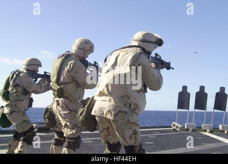 021119-M-9051M-004 auf hoher See an Bord der USS Mount Whitney (LCC-20) 19. November 2002--Soldat innen zugewiesen, kombiniert Joint Task Force-Horn von Afrika Sicherheitsabteilung Feuer auf Ziele auf den amphibischen Befehl Wetter Schiffsdeck.  Die Abteilung führt Ausbildung an Bord des Schiffes auf dem Weg an der nordöstlichen Spitze von Afrika.  US Marine Corps Foto von CPL Andrew W. Miller.  (FREIGEGEBEN) US Marine-021119-M-9051M-004-Service-Mitglieder zugewiesen, kombiniert Joint Task Force-Horn von Afrika Sicherheitsabteilung Feuer auf Ziele auf den amphibischen Befehl Wetter Schiffsdeck Stockfoto