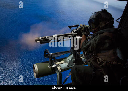 CPL. Cristina Fuentes, ein UH-1Y Venom Crewchief zugewiesen Marine Medium Tiltrotor Squadron 262 (Stahlbeton), feuert eine GAU-17/A-Minigun während einer Übung des Feuer-Unterstützung über Farallon De Medinilla, Commonwealth Northern Mariana Islands, 16. September 2016. Marines mit VMM 262 (Lauf) durchgeführt, die FISTEX als Teil des Valiant Shield 16. Valiant Shield 16 ist eine Biennale, nur in den USA, Feld-Übung (FTX) mit einem Schwerpunkt auf Integration der gemeinsamen Ausbildung unter den US-Streitkräften. Diese Ausbildung ermöglicht praxisnahe Kenntnisse bei der Aufrechterhaltung der gemeinsamen Kräfte durch erkennen, Ortung, tracking und engagi Stockfoto