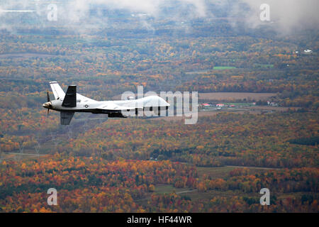 Syracuse, NY – einer ferngelenkten MQ-9 Reaper, betrieben von der New York Air National Guard 174. Angriff Flügel fliegt eine routinemäßige Ausbildungsmission in Zentrum von New York am 23. Oktober 2016. Der Civil Air Patrol bietet Chase Flugzeug Vorgänge für die MQ-9, vom eingeschränkten Luftraum und FAA sehen und vermeiden von ferngelenkten Flugzeugen (RPA) Anforderungen. (U.S. Air National Guard Foto von Master Sgt. Eric Miller/freigegeben) MQ-9 nimmt Flug über Central New York 161019-Z-QU230-003 Stockfoto