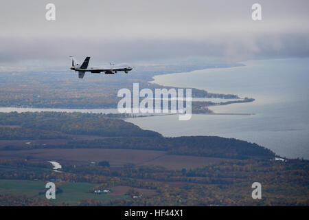 Syracuse, NY – einer ferngelenkten MQ-9 Reaper, betrieben von der New York Air National Guard 174. Angriff Flügel fliegt eine routinemäßige Ausbildungsmission in Zentrum von New York am 23. Oktober 2016. Der Civil Air Patrol bietet Chase Flugzeug Vorgänge für die MQ-9, vom eingeschränkten Luftraum und FAA sehen und vermeiden von ferngelenkten Flugzeugen (RPA) Anforderungen. (U.S. Air National Guard Foto von Master Sgt. Eric Miller/freigegeben) MQ-9 nimmt Flug über Central New York 161019-Z-QU230-010 Stockfoto