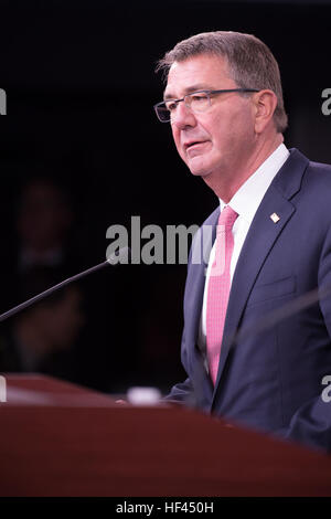 US-Verteidigungsminister Ash Carter spricht während einer Pressekonferenz mit dem koreanischen Minister für nationale Verteidigung Han Min-Koo im Pentagon, Washington, D.C., 20. Oktober 2016. (DoD Photo von US Armee Sgt. Amber I. Smith) 161020-D-SV709-031 (29820990004) Stockfoto