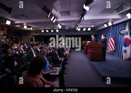 US-Verteidigungsminister Ash Carter spricht während einer Pressekonferenz mit dem koreanischen Minister für nationale Verteidigung Han Min-Koo im Pentagon, Washington, D.C., 20. Oktober 2016. (DoD Photo von US Armee Sgt. Amber I. Smith) 161020-D-SV709-273 (30335036432) Stockfoto