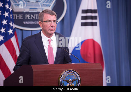 US-Verteidigungsminister Ash Carter spricht während einer Pressekonferenz mit dem koreanischen Minister für nationale Verteidigung Han Min-Koo im Pentagon, Washington, D.C., 20. Oktober 2016. (DoD Photo von US Armee Sgt. Amber I. Smith) 161020-D-SV709-065 (29820994464) Stockfoto