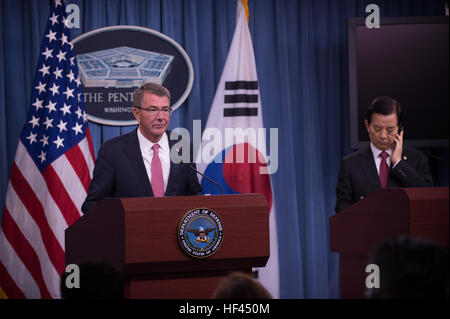 US-Verteidigungsminister Ash Carter spricht während einer Pressekonferenz mit dem koreanischen Minister für nationale Verteidigung Han Min-Koo im Pentagon, Washington, D.C., 20. Oktober 2016. (DoD Photo von US Armee Sgt. Amber I. Smith) 161020-D-SV709-067 (30415203486) Stockfoto