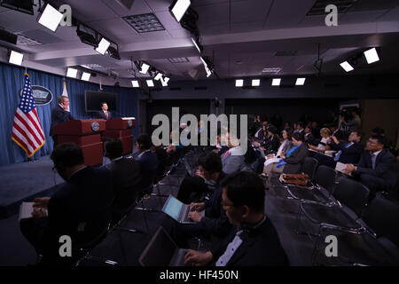 US-Verteidigungsminister Ash Carter hört, wie koreanische Minister für nationale Verteidigung Han Min-Koo während einer Pressekonferenz im Pentagon, Washington, D.C., 20. Oktober 2016 spricht. (DoD Photo von US Armee Sgt. Amber I. Smith) 161020-D-SV709-314 (30415192956) Stockfoto