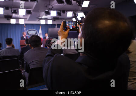 US-Verteidigungsminister Ash Carter hört, wie koreanische Minister für nationale Verteidigung Han Min-Koo während einer Pressekonferenz im Pentagon, Washington, D.C., 20. Oktober 2016 spricht. (DoD Photo von US Armee Sgt. Amber I. Smith) 161020-D-SV709-317 (30451988945) Stockfoto