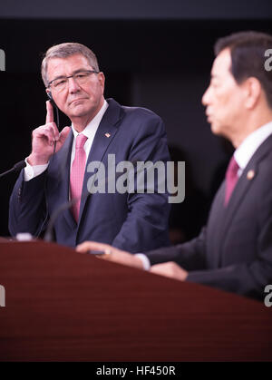 US-Verteidigungsminister Ash Carter hört, wie koreanische Minister für nationale Verteidigung Han Min-Koo während einer Pressekonferenz im Pentagon, Washington, D.C., 20. Oktober 2016 spricht. (DoD Photo von US Armee Sgt. Amber I. Smith) 161020-D-SV709-129 (30335039322) Stockfoto