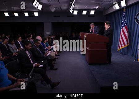 US-Verteidigungsminister Ash Carter hört auf eine Frage von einem Reporter während einer Pressekonferenz mit dem koreanischen Minister für nationale Verteidigung Han Min-Koo im Pentagon, Washington, D.C., 20. Oktober 2016. (DoD Photo von US Armee Sgt. Amber I. Smith) 161020-D-SV709-327 (30415164556) Stockfoto