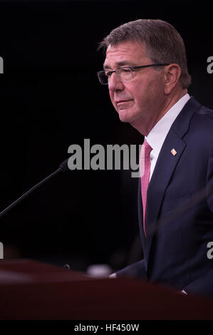 US-Verteidigungsminister Ash Carter spricht während einer Pressekonferenz mit dem koreanischen Minister für nationale Verteidigung Han Min-Koo im Pentagon, Washington, D.C., 20. Oktober 2016. (DoD Photo von US Armee Sgt. Amber I. Smith) 161020-D-SV709-181 (29820998204) Stockfoto