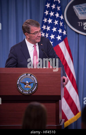 US-Verteidigungsminister Ash Carter spricht während einer Pressekonferenz mit dem koreanischen Minister für nationale Verteidigung Han Min-Koo im Pentagon, Washington, D.C., 20. Oktober 2016. (DoD Photo von US Armee Sgt. Amber I. Smith) 161020-D-SV709-236 (29821010104) Stockfoto