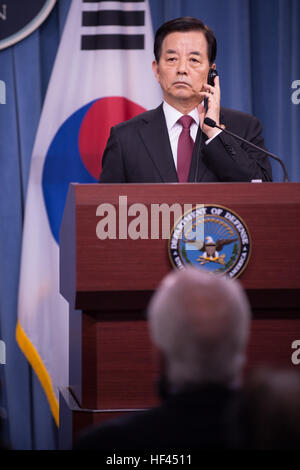 Koreanische Minister für nationale Verteidigung Han Min-Koo spricht während einer Pressekonferenz im Pentagon, Washington, D.C., 20. Oktober 2016. (DoD Photo von US Armee Sgt. Amber I. Smith) 161020-D-SV709-245 (30365359111) Stockfoto