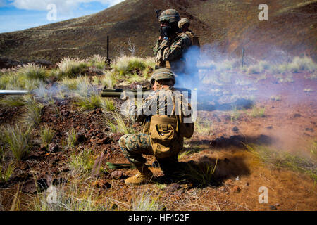 Ein US-Marine, Charlie Kompanie, 1. Bataillon 3. Marine Regiment Brände M72 Light Anti-Tank Waffe während zugewiesen Lava Viper 17.1 im Bereich 13 an Bord der Pohakuloa Trainingsbereich auf der big Island von Hawaii, 22. Oktober 2016. Lava Viper ist eine jährliche kombinierte Waffen training Übung, die Boden-Elemente wie Infanterie und Logistik integriert, mit indirektes Feuer von Artillerie-Einheiten als auch Luft aus dem Luftfahrt-Element unterstützen. (Foto: U.S. Marine Corps CPL. Ricky S. Gomez) Assult Plt-1-3-Rakete Training 161022-M-ZQ619-151 Stockfoto