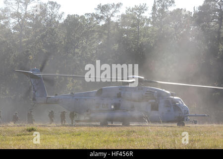 Marines aus 3d Bataillon, 8. Marineregiment an Bord ein CH-53E Super Stallion während einer Marine Corps Combat Bereitschaft Bewertung (MCCRE) in Camp Lejeune, North Carolina, 25. Oktober 2016. Die MCCRE testet eine Bereitstellung von Einheit planen und arbeiten mit benachbarten Einheiten über eine Marine Air-Ground Task Force. (Foto: U.S. Marine Corps Sgt. Clemente C. Garcia) 3d Bn, 8. Marines Verhalten Einsatzvorbereitenden Ausbildung 161025-M-SI789-181 Stockfoto