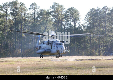 Ein CH-53E Super Stallion zieht nach dem Einsteigen Marines aus 3d Bataillon, 8. Marineregiments in Camp Lejeune, North Carolina, 25. Oktober 2016. CH-53E Super Stallion transportiert die Marines als Teil einer Helikopter-Operation für Marine Corps Combat Readiness Evaluation (MCCRE).  Die MCCRE ermöglicht einen Regiment Level Befehl, ein Bataillon bereit für den Kampf vor dem Einsatz zu bewerten. (Foto: U.S. Marine Corps Sgt. Clemente C. Garcia) 3d Bn, 8. Marines Verhalten Einsatzvorbereitenden Ausbildung 161025-M-SI789-219 Stockfoto