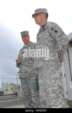 GUANTANAMO BAY auf Kuba – Armee Spc. Anthony H. Berkowitz, 525th MP Battalion Pfarrhelfer, erhält eine Army Achievement Medal aus Army Command Sergeant Major Steven Raines, 525th MP Battalion Senior meldete Führer, 12. März 2010. Personal des 525th MP-Bataillons sind hier auf 12-Monats-Rotationen, stationiert und einen Teil der Wache Kraft innerhalb der Haftanstalten in Joint Task Force Guantanamo. JTF Guantanamo führt sicher, humane, rechtliche und transparente Pflege und Obhut der Gefangenen, einschließlich der Militärkommission und die verurteilten bestellt von einem Gericht freigegeben. Die J Stockfoto