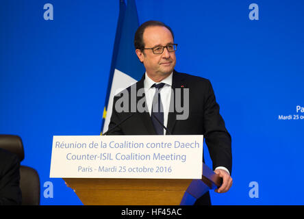 Der französische Präsident François Hollande spricht auf dem Zähler-ISIL Ministertreffen in Paris, Frankreich, 25. Oktober 2016.  (Foto: U.S. Air Force Tech Sgt. Brigitte N. Brantley DoD) 161025-D-GO396-472 (30470490921) Stockfoto