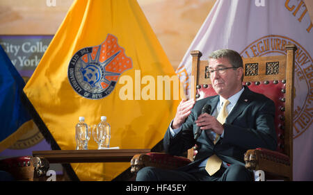 Der Verteidigungsminister gibt Antworten zu Verteidigungspolitik und militärischen Operationen auf einer Veranstaltung des City College in New York City am 1. November 2016. Stockfoto