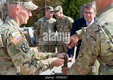 US-Verteidigungsminister Ash erhält Anleitung Montage Gebühren für eine Abriss-Übung auf ft. Lenard Holz, Mo., 2. November 2016. (DoD Foto von Armee Sgt. Amber I. Smith) 161102-D-SV709-138 (30745394385) Stockfoto