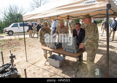 US-Verteidigungsminister Ash erhält eine praktische Demonstration der Route Clearance und Roboter-Operationen während einer Übung auf ft. Lenard Holz, Mo., 2. November 2016. (DoD Foto von Armee Sgt. Amber I. Smith) 161102-D-SV709-427 (30109777823) Stockfoto