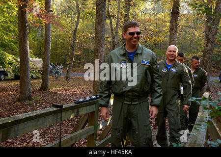 North Carolina Air National Guard Mitglieder kommen am Camp John J. Barnhardt, New London, NC, 5. November 2016, um jährliche Land Navigation Training teilnehmen. Der Platz ist eine eintägige Veranstaltung von 145. Operations Support Squadron im Bemühen um Besatzungsmitglieder überleben und Rettungs-Szenarien einschließlich trainieren aber nicht beschränkt auf Grundausstattung, Tag und Nacht Betrieb Fackel, und Navigation mit Karten und Kompasse zu landen. (Foto: U.S. Air National Guard Staff Sgt Laura J. Montgomery) Land-Navigation Training 161105-Z-RS771-1006 Stockfoto