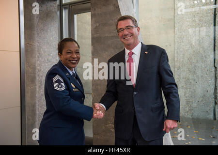 US-Verteidigungsminister Ash Carter trifft sich mit pensionierten US Air Force Chief Master Sergeant Kathyna Williams während der 19. Jahrestagung Women Memorial Veterans Day Zeremonie in der Frauen Memorial in Arlington National Friedhof in Arlington, VA., 11. November 2016. (Foto: U.S. Air Force Tech Sgt. Brigitte N. Brantley DoD) 161111-D-GO396-055 (22744884058) Stockfoto