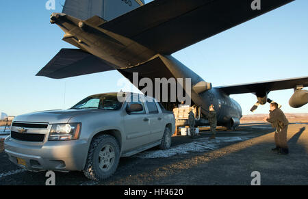 Mitglieder der Alaska National Guard laden Spielzeug und Schulutensilien für die Operation Santa Claus auf eine C-130, die Kinder in abgelegenen Dörfern Alaskas von Togiak aus mit Geschenken versorgt. Stockfoto