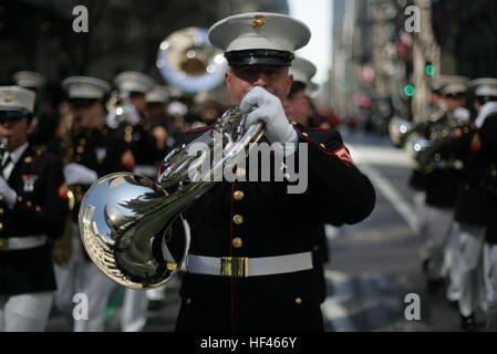 Ein Mitglied des Quantico Marine Corps Band spielt seine Waldhorn während der 249. St. Patricks Day Parade, hier, 17.März. Ein Kontingent von mehr als 300 Marines, einschließlich des Quantico Marine Corps Band, zeremonielle Demonstranten aus Marine Barracks Washington, aktive und Reserve Marines und Marine Corps League Mitglieder aus dem Großraum New York, marschierten in zu Ehren des Großmarschalls Raymond W. Kelly, New York Polizei-Beauftragter und Marinekorps Oberst im Ruhestand. New York City St. Patricks Day Parade DVIDS261038 Stockfoto