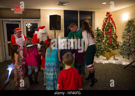 Die Marine Corps Air Station New River veranstaltet jährlich eine Weihnachtszeremonie mit Karnevalsspielen, Händlern und Aktivitäten, die das Engagement der Gemeinde und die Feiertage für Familien und Personal fördern. Stockfoto